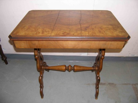 2576 - Stolek orech vykladany 2 x suple  72 x 46 cm  V - 76 cm  -  4 900 kc 